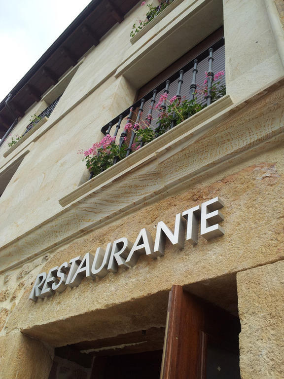 Hostal Restaurante La Muralla Oña Esterno foto