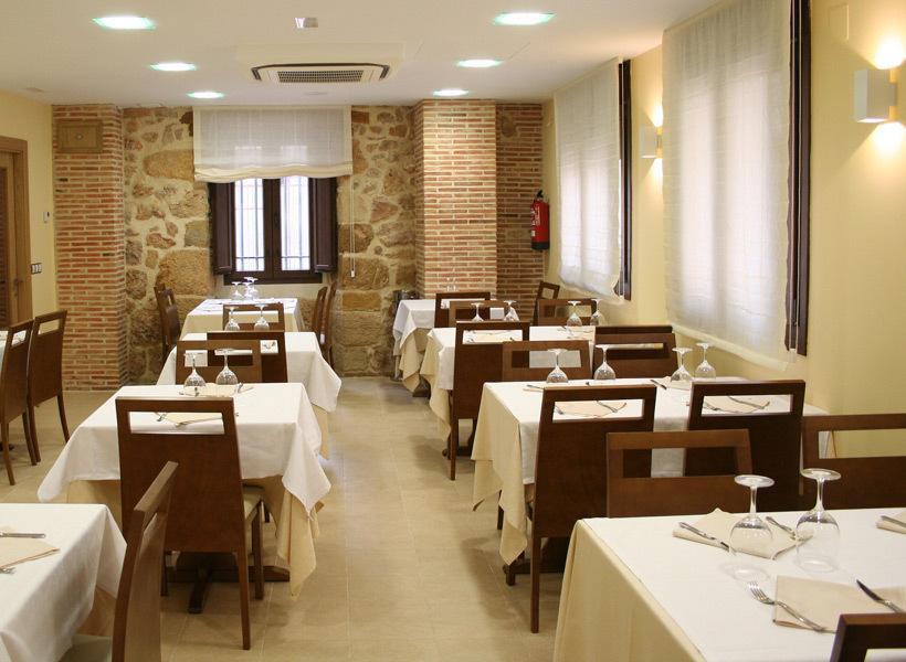 Hostal Restaurante La Muralla Oña Esterno foto