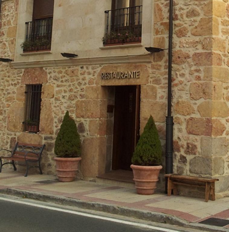 Hostal Restaurante La Muralla Oña Esterno foto