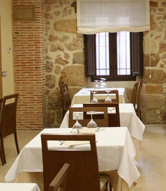 Hostal Restaurante La Muralla Oña Esterno foto